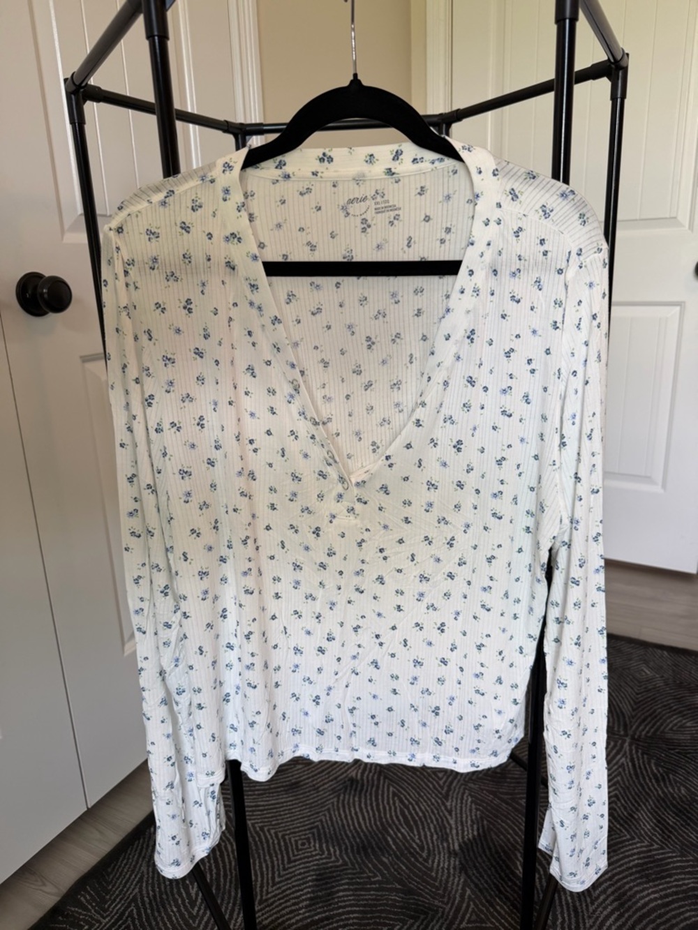 aerie Women's White V-Neck Floral Long-Sleeve Lounge Top